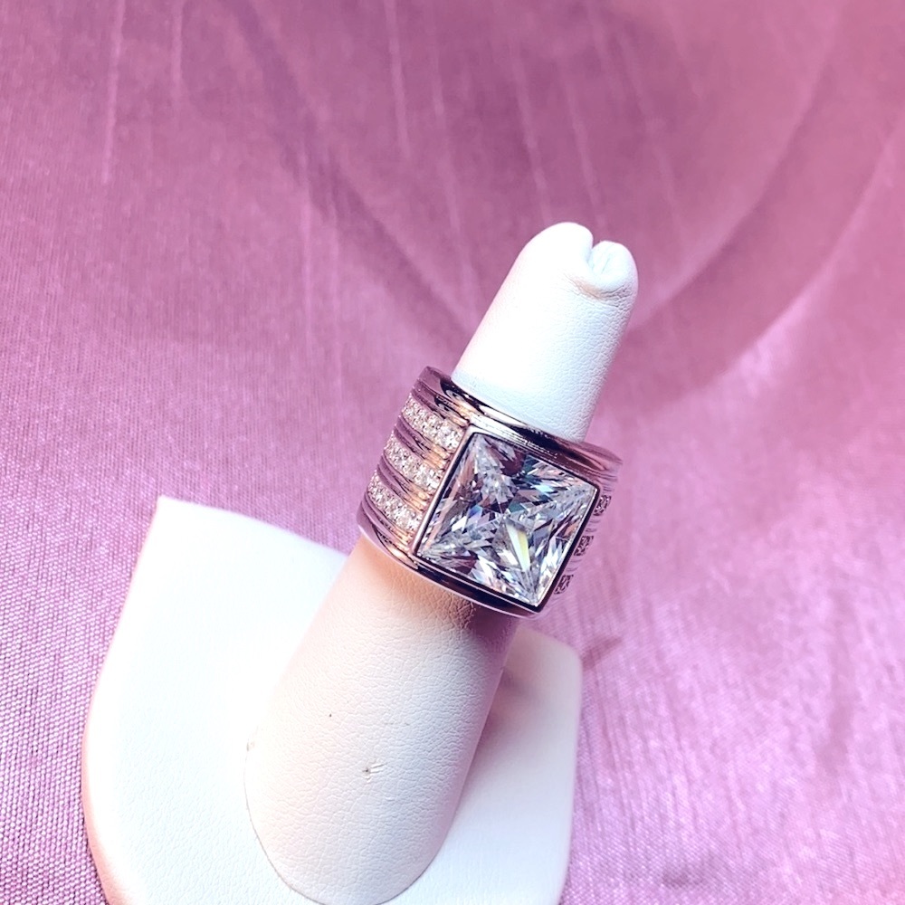Bella Luce White Diamond Simulant Ring - Picture 14 of 14